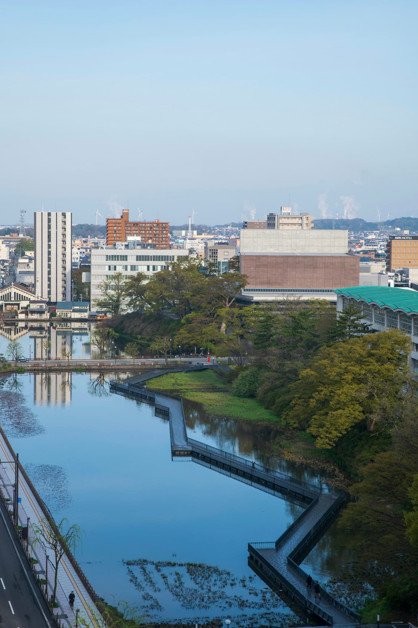 秋田の市街地を望む水辺の風景