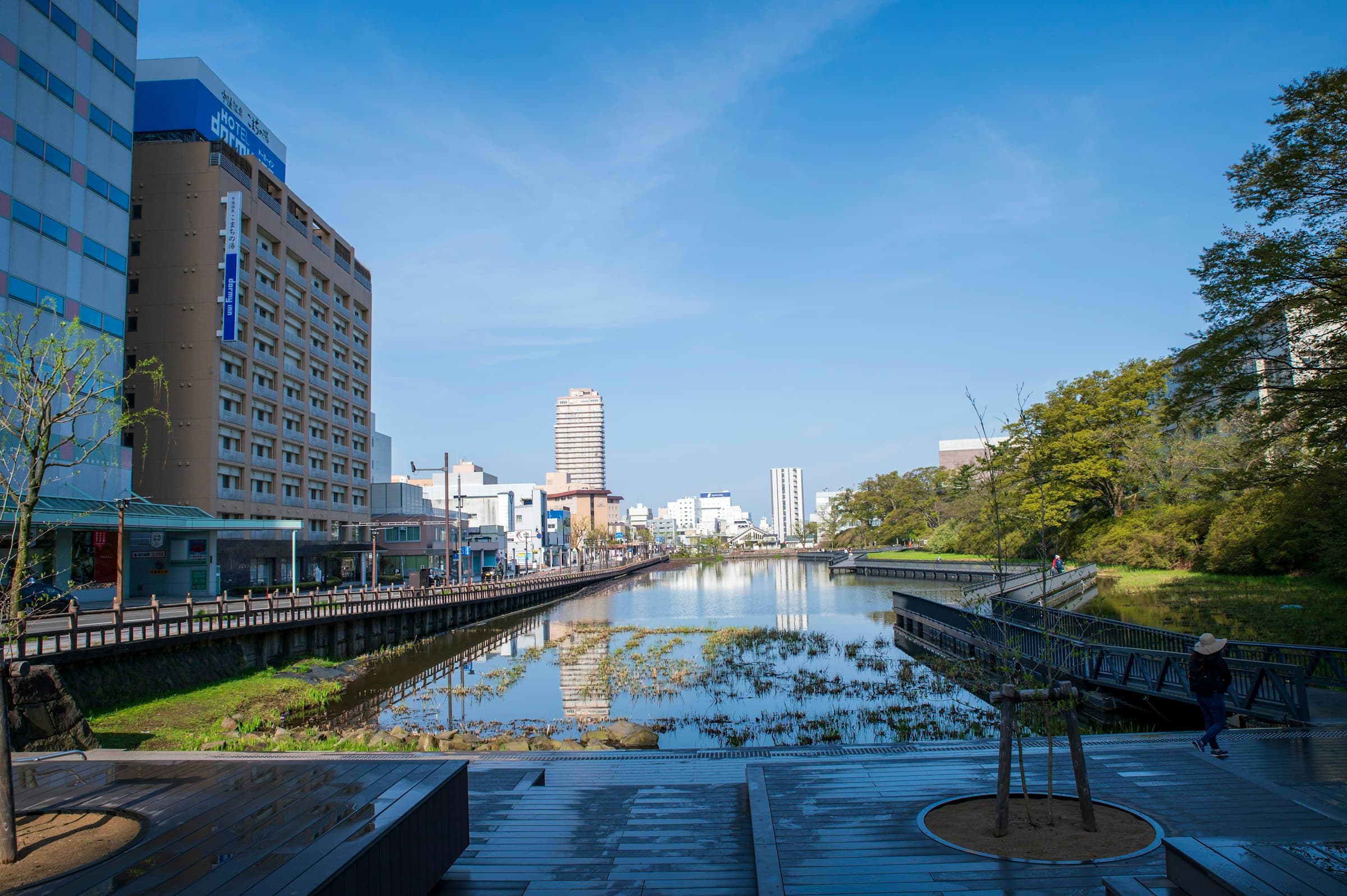 秋田市の街並みと水辺